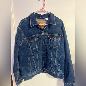 Unisex Levi's denim jacket in medium wash.